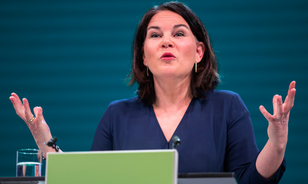 Бербок: процедура получения виз для квалифицированных специалистов сильно ускорена